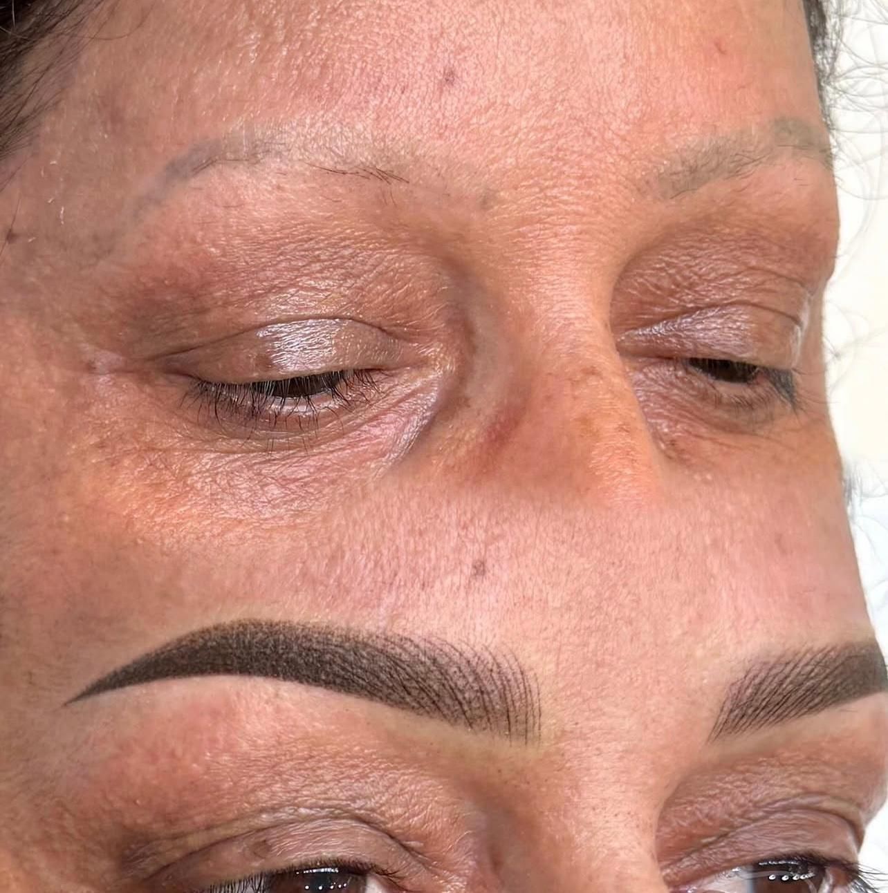 Un primo piano del viso di una donna con gli occhi chiusi.