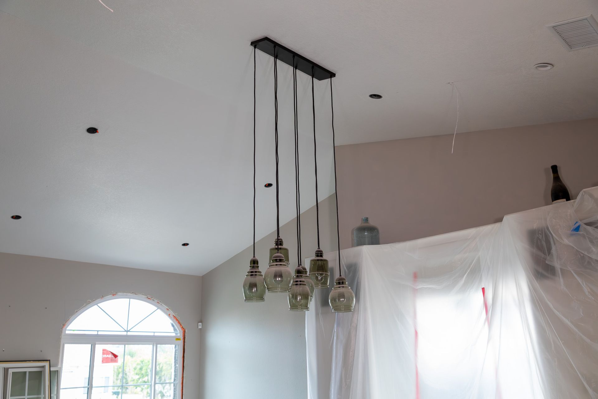 A living room with a chandelier hanging from the ceiling.