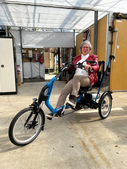 Met de Van Raam Easy Rider driewielfiets kan mevrouw weer op de fiets op bezoek gaan bij haar kleinkinderen en ook weer fietsen met de kleinkinderen.