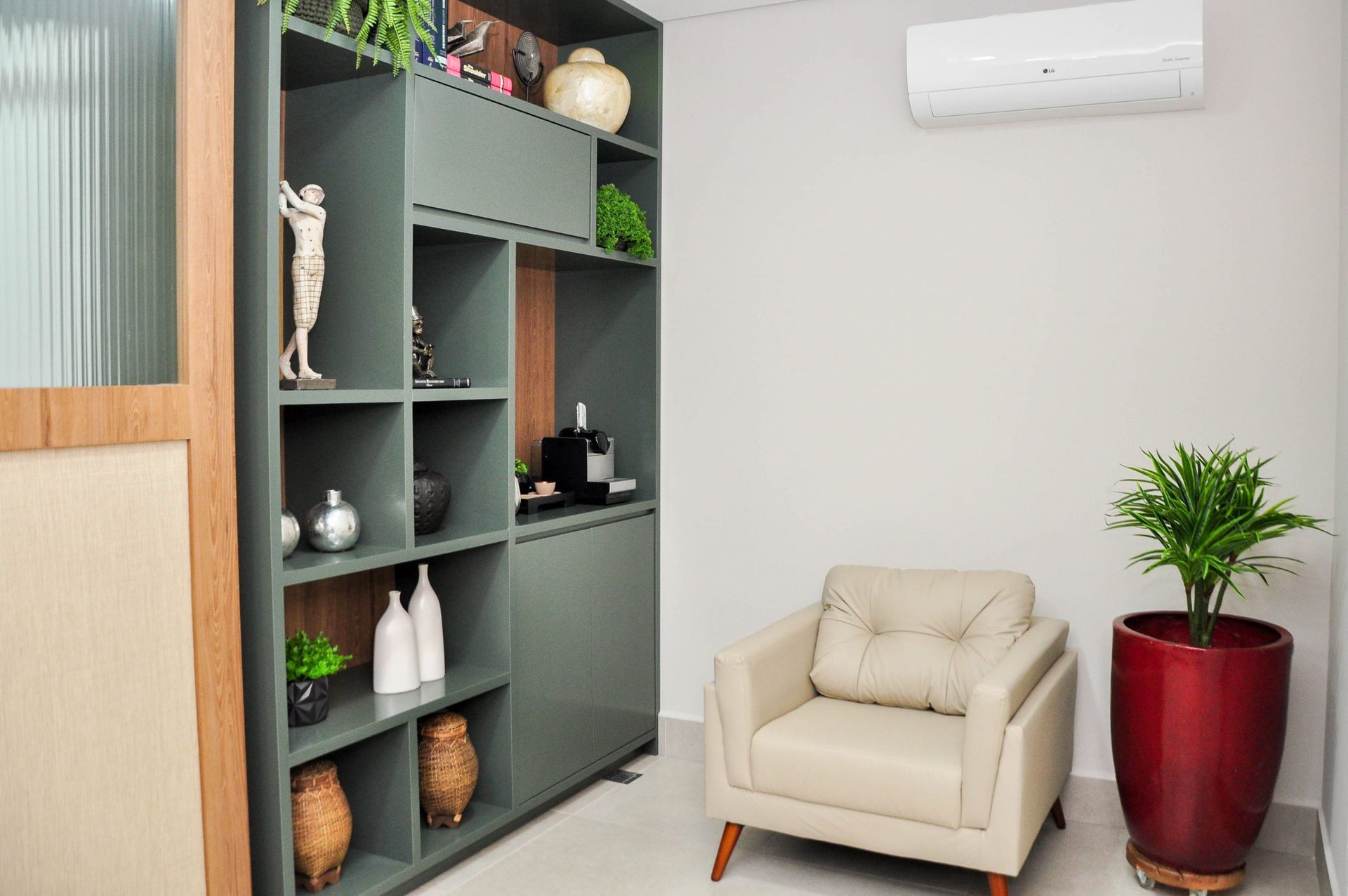 Há uma cadeira e uma planta na sala.