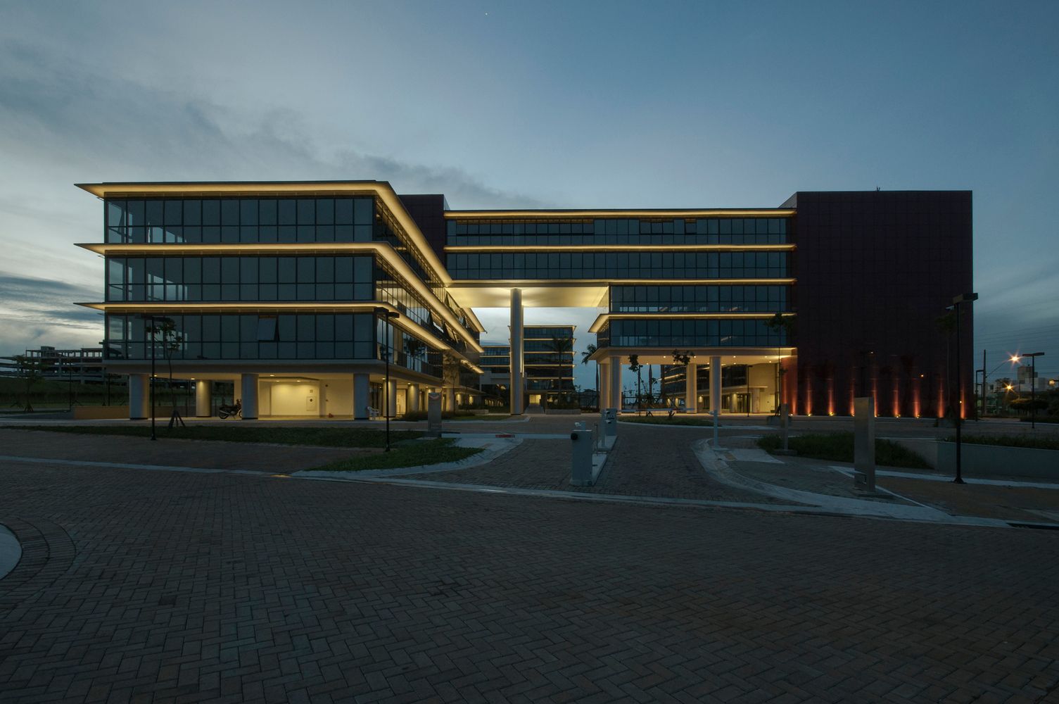 Um grande edifício com muitas janelas é iluminado à noite