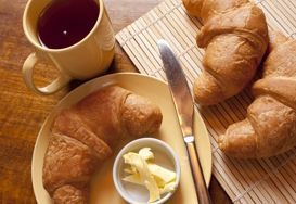 Cliquez pour nos services de chambres d'hôte - image de https://www.freeimageslive.co.uk/free_stock_image/croissant-breakfast-jpg
