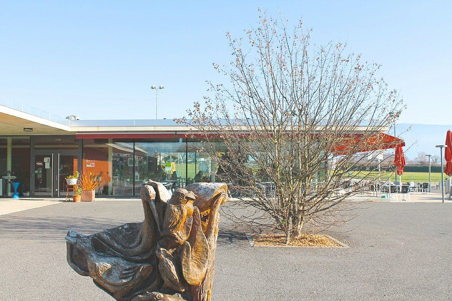 cour d'entrée du restaurant le rouelbeau