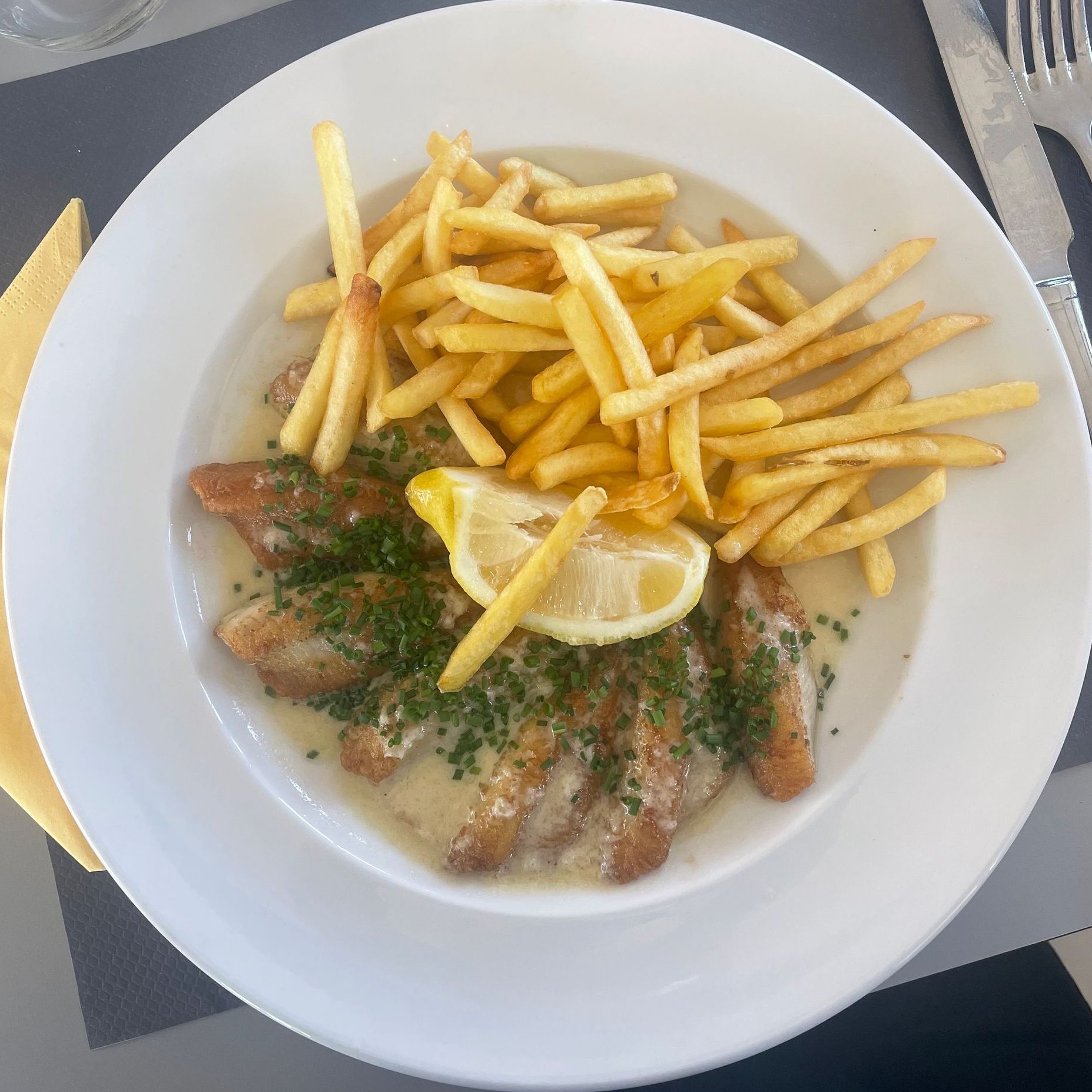 assiette de pommes de terre et cuisse de viande