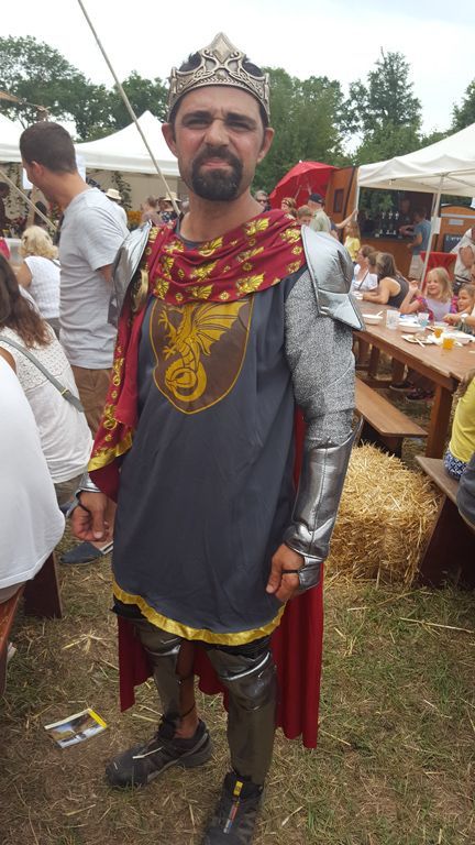 homme costumé en chevalier