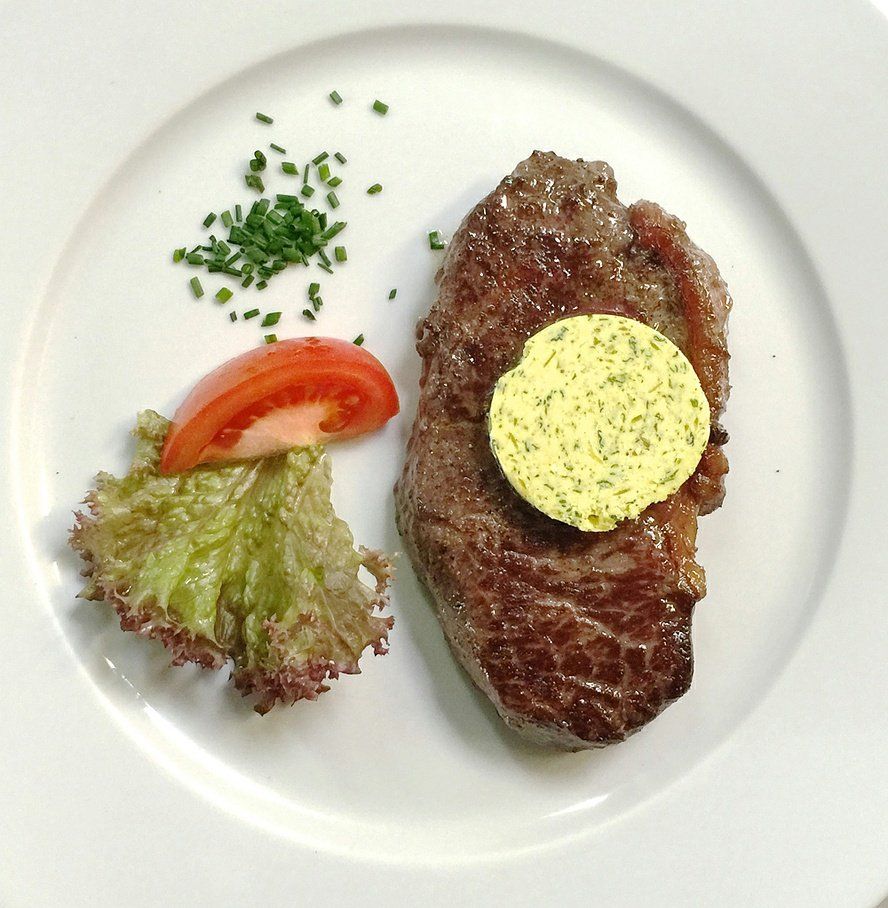 assiette de viandes et salade