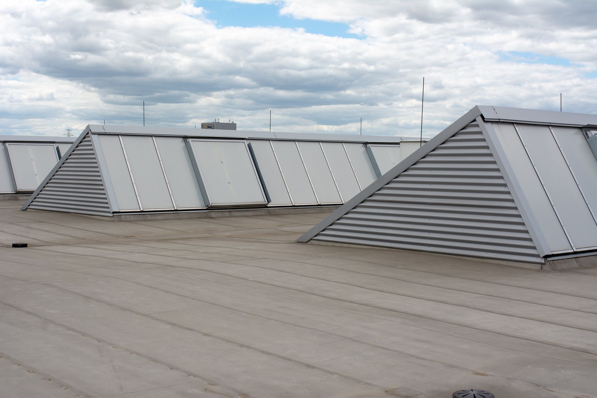 A roof with a lot of triangles on it