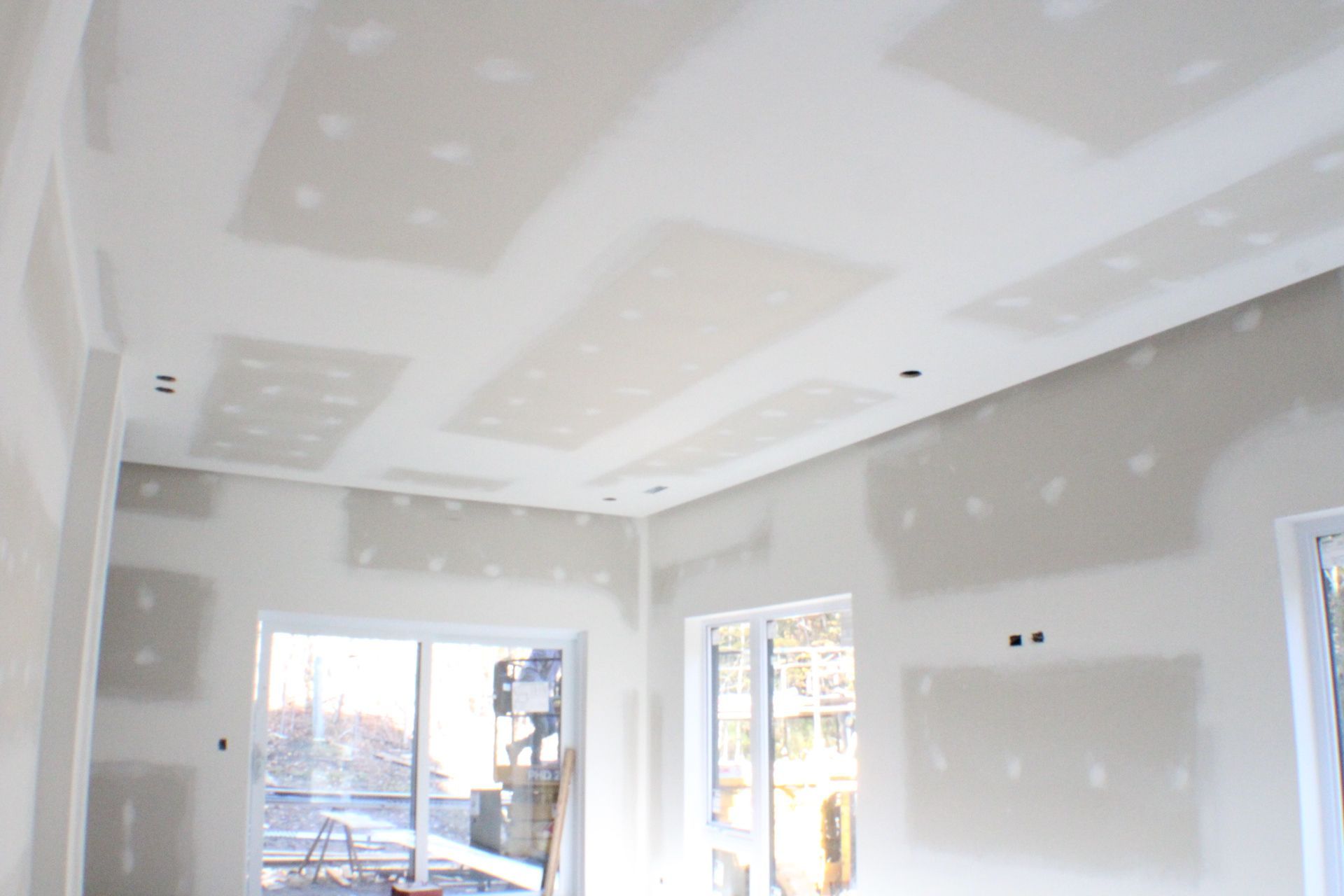 Intérieur d'une pièce en construction, cloisons sèches sur les murs et le plafond; non fini.