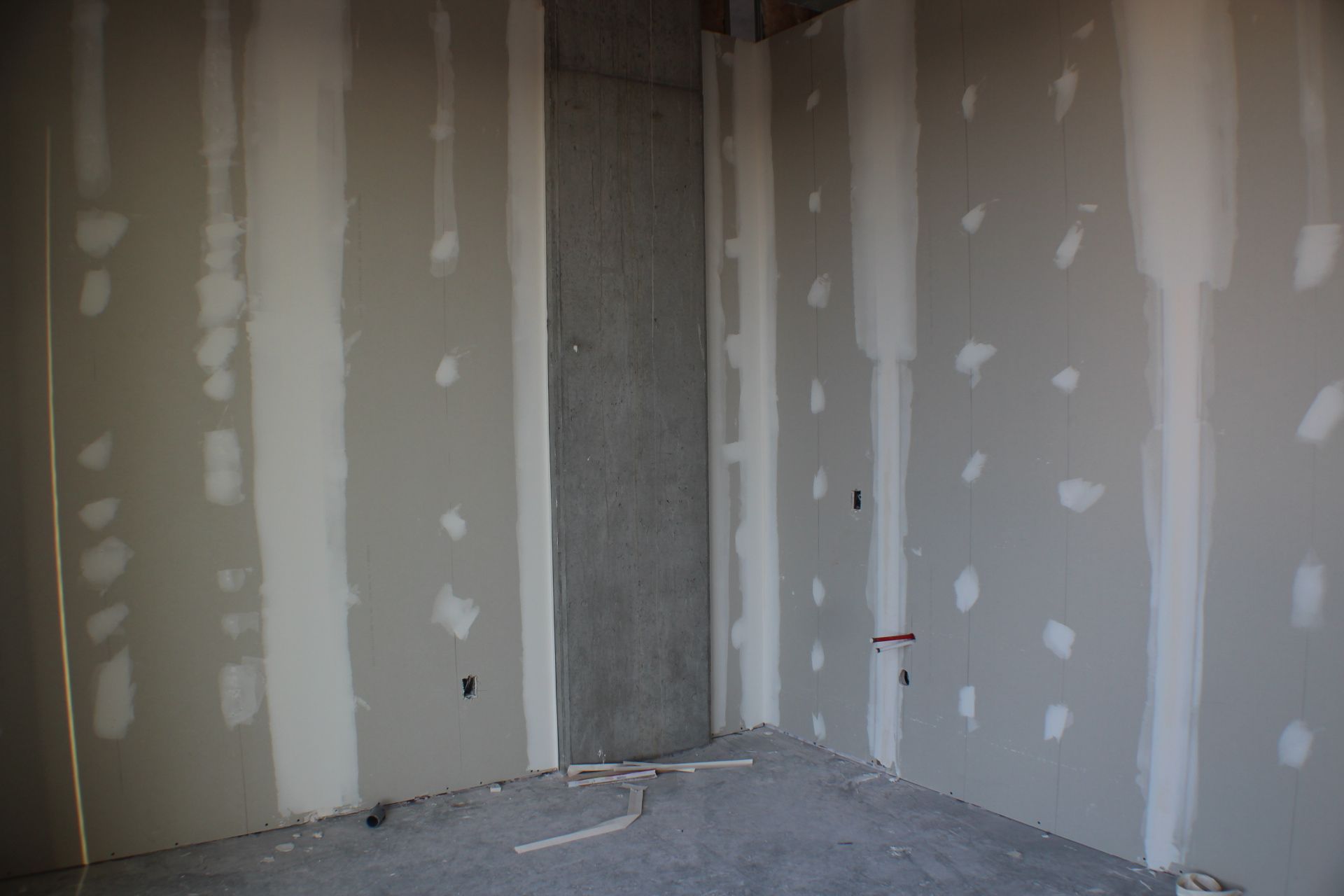 Vue intérieure d'une pièce en construction. Cloisons sèches avec joints scellés et trous de vis bouchés.