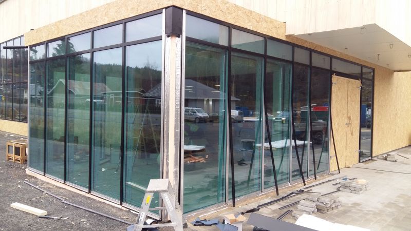 stiklo paketų montavimas