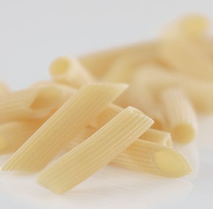 Primo piano di Penne, una tipologia di pasta secca trafilata al bronzo Valdoro.