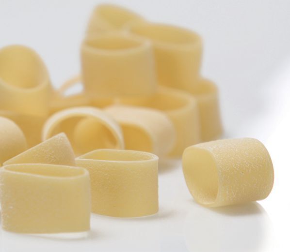 Primo piano di pasta Calamarata, una tipologia di pasta secca trafilata al bronzo Valdoro.