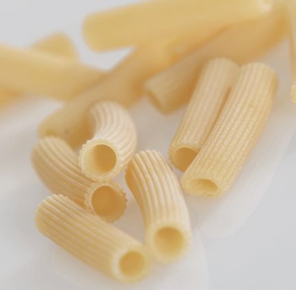 Primo piano di Maccheroncini, una tipologia di pasta secca trafilata al bronzo Valdoro.