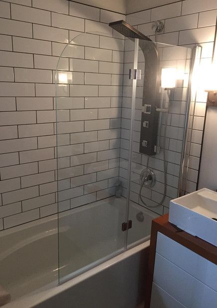 Une salle de bain avec baignoire, lavabo et douche.