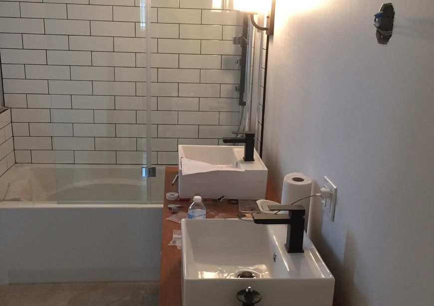 Une salle de bain avec deux lavabos et une baignoire