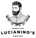 Logo del negozio di barbiere Lucianino, raffigurante un uomo barbuto con papillon incorniciato da due rasoi a mano libera, fondato nel 2016.