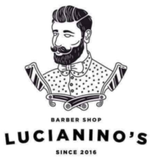 Logo del negozio di barbiere Lucianino, raffigurante un uomo barbuto con papillon incorniciato da due rasoi a mano libera, fondato nel 2016.