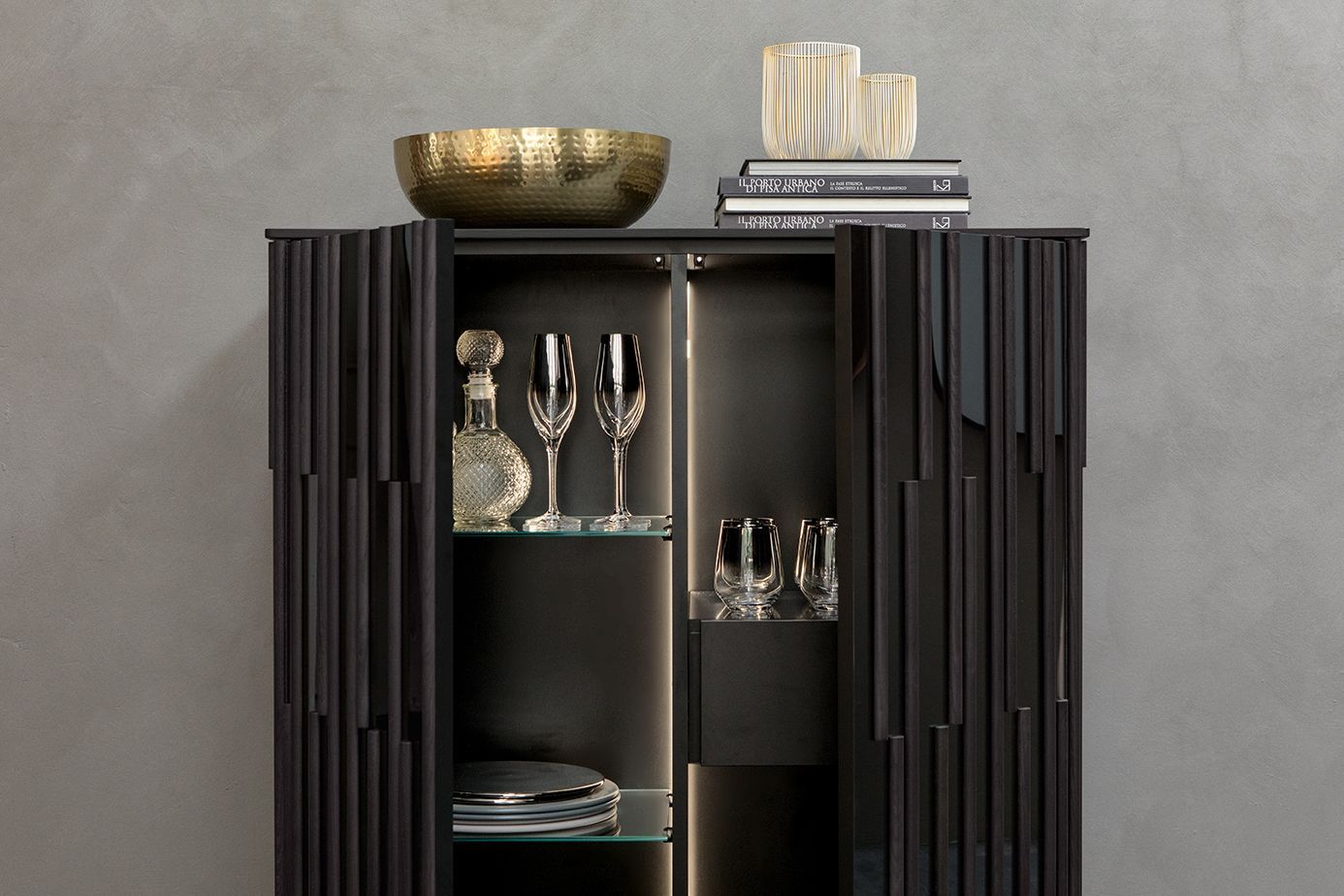 Immagine di una madia drops di tonin casa in finitura marrone