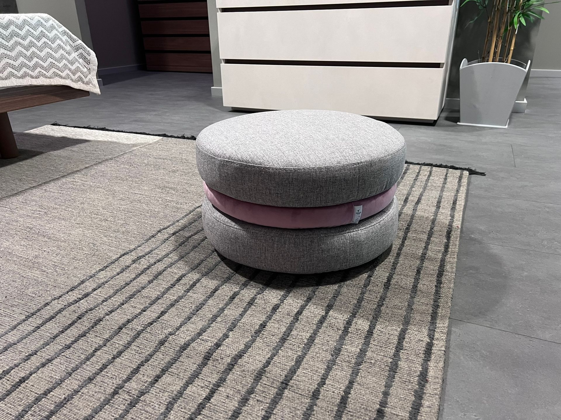 Immagine del pouf Macaron di Calia Italia esposto presso Arredamenti Capelli