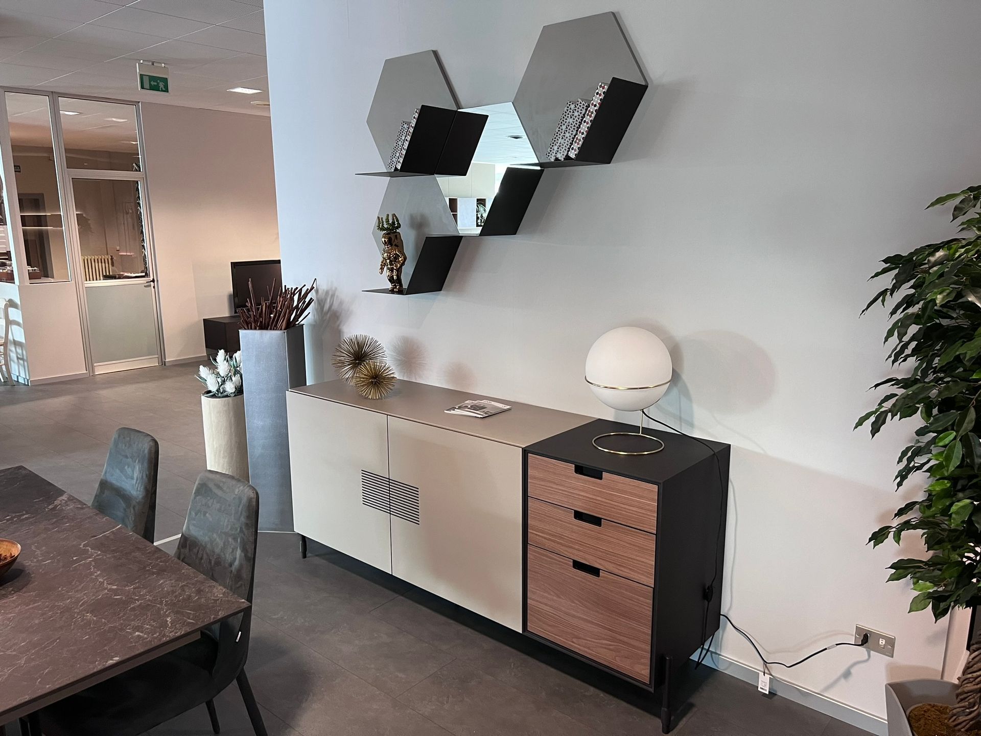 Immagine di una madia time di tomasella, nelle finiture beige arena e noce ambra