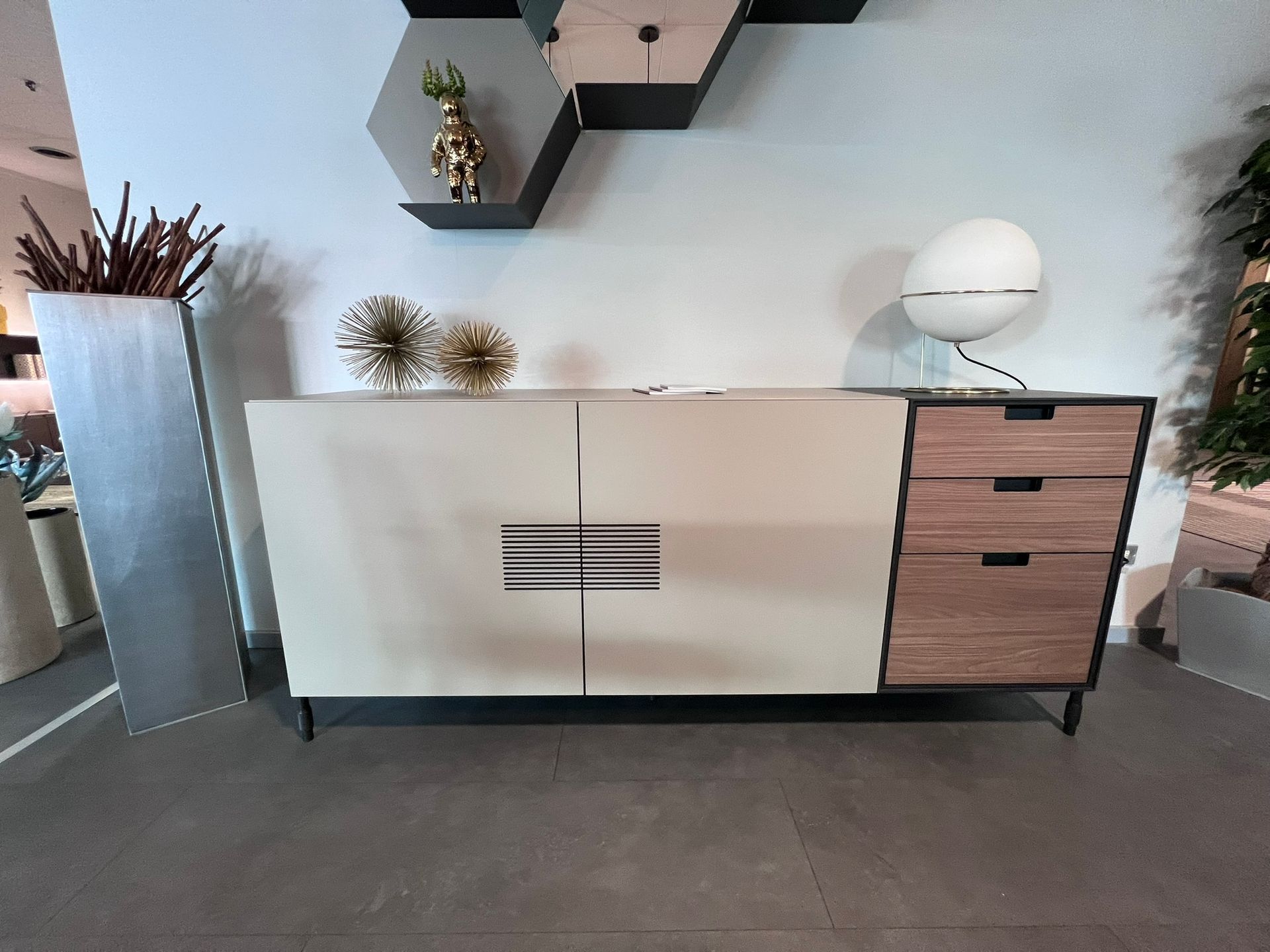 Immagine di una madia time di tomasella, nelle finiture beige arena e noce ambra