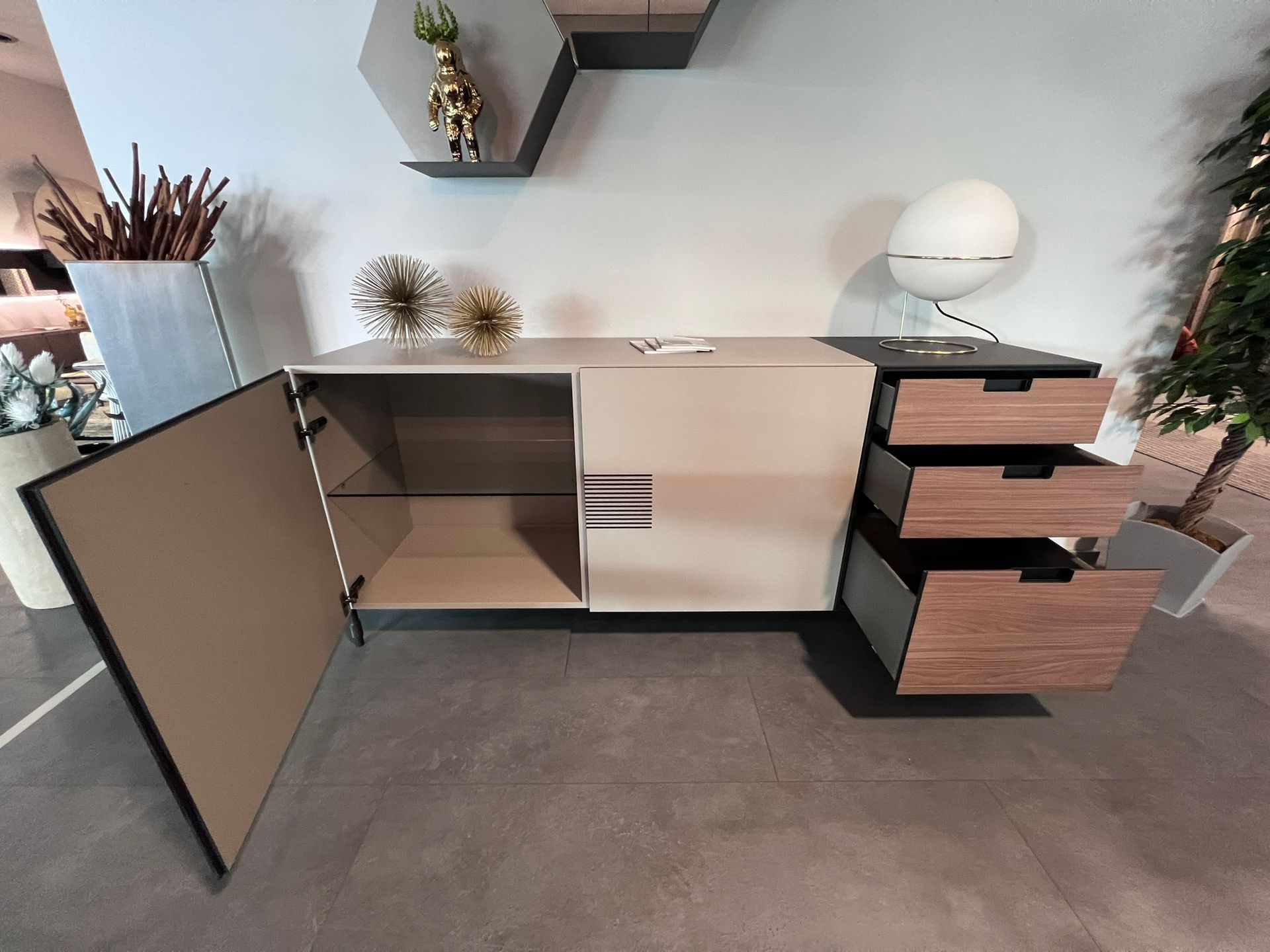 Immagine di una madia time di tomasella, nelle finiture beige arena e noce ambra