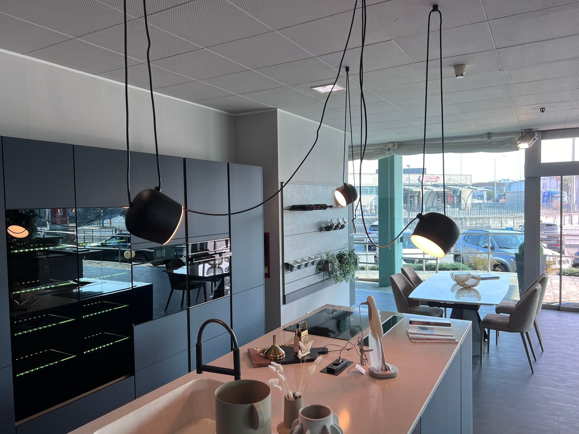 Immagine della lampada Aim di Flos, esposto presso Arredamenti Capelli