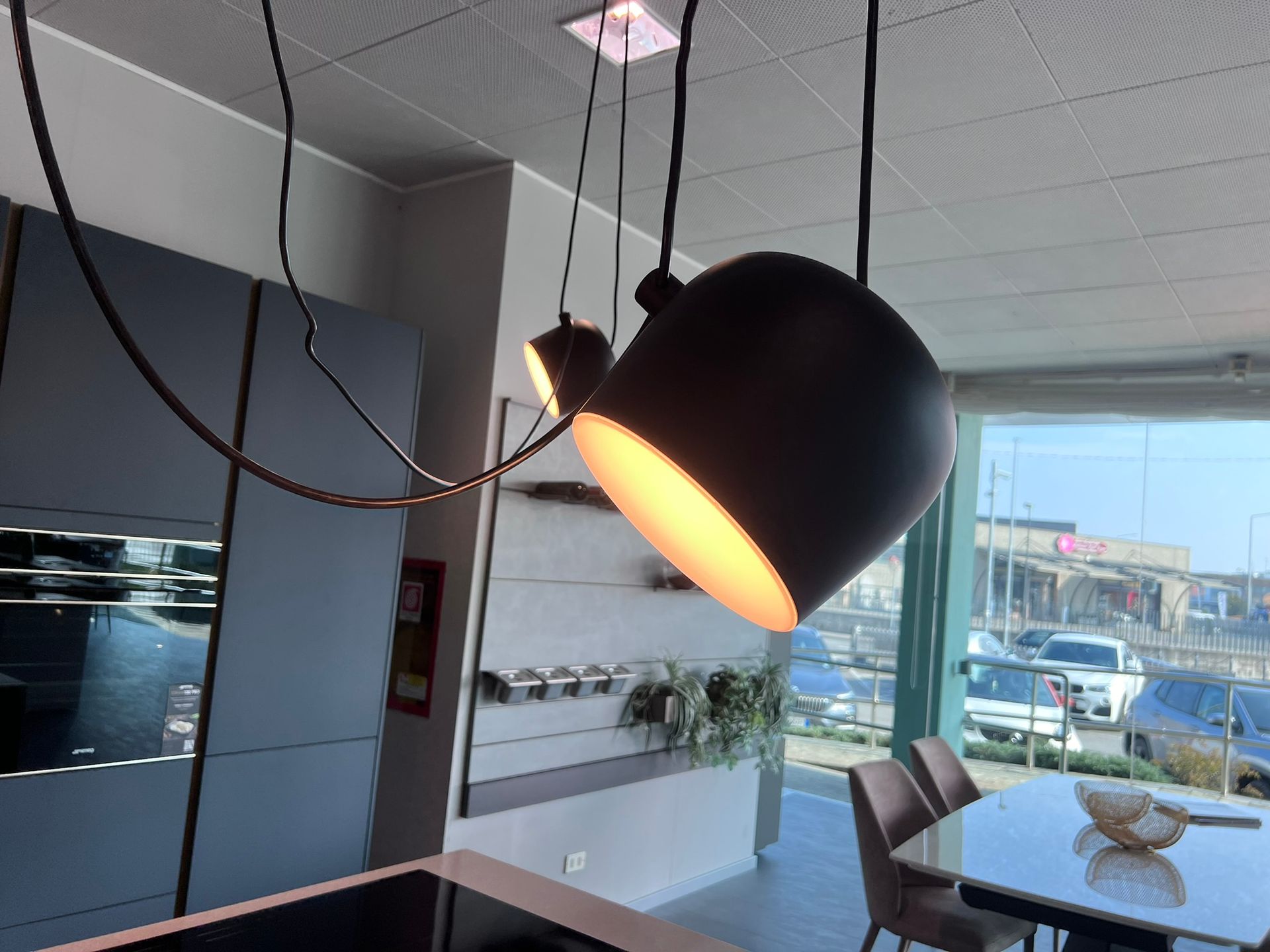 Immagine della lampada Aim di Flos, esposto presso Arredamenti Capelli