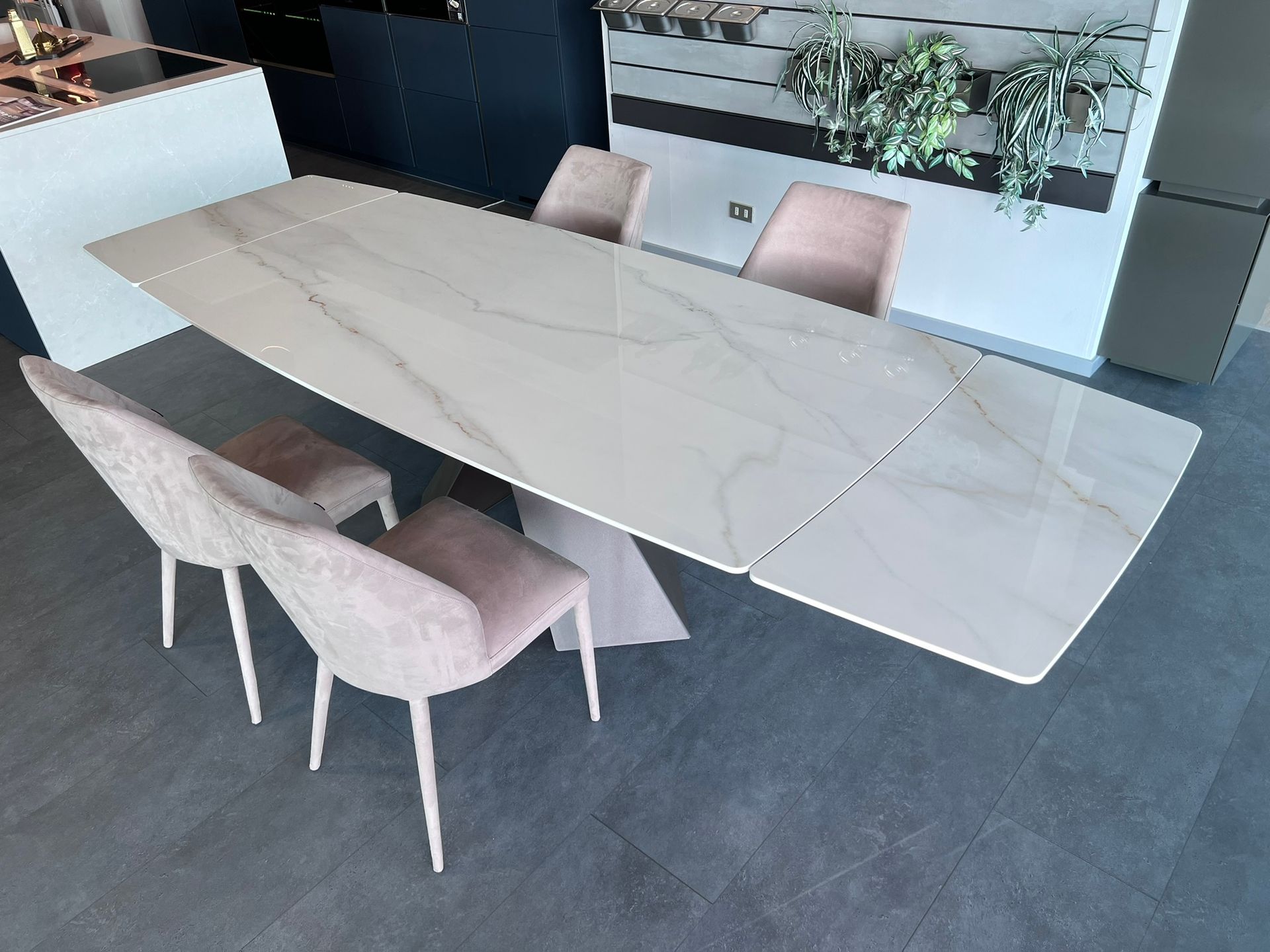 Immagine del tavolo Metropolis di Scavolini, esposto presso Arredamenti Capelli