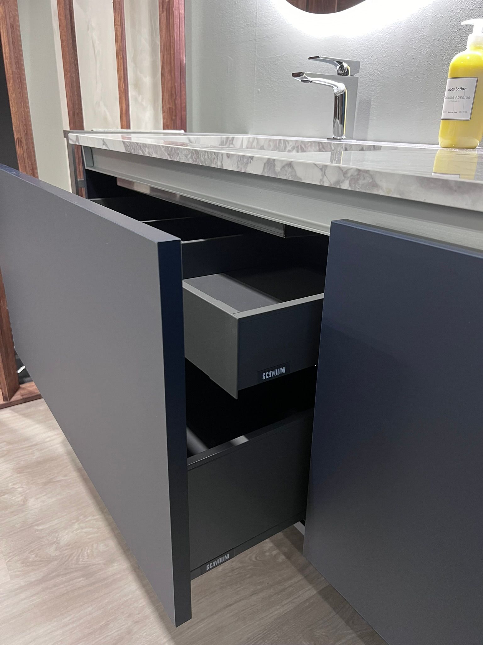 Immagine del bagno Lido di Scavolini, esposto presso Arredamenti Capelli