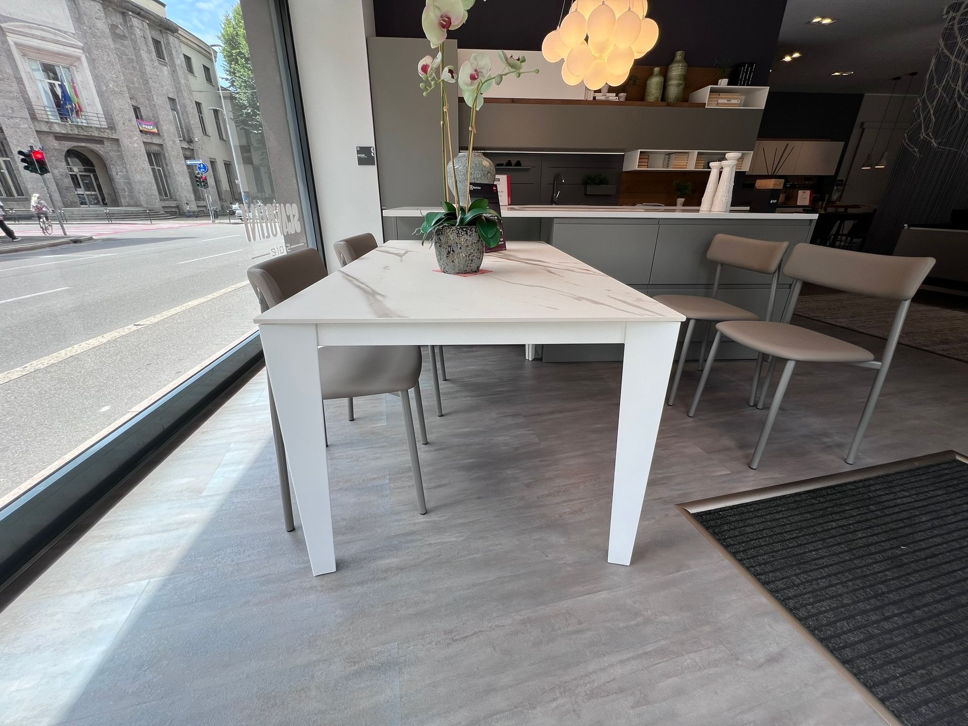 Immagine di un Tavolo Mary di Scavolini, esposto presso Scavolini store Bergamo.