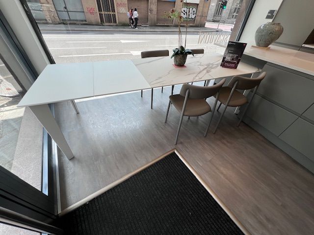 Immagine di un Tavolo Mary di Scavolini, esposto presso Scavolini store Bergamo.