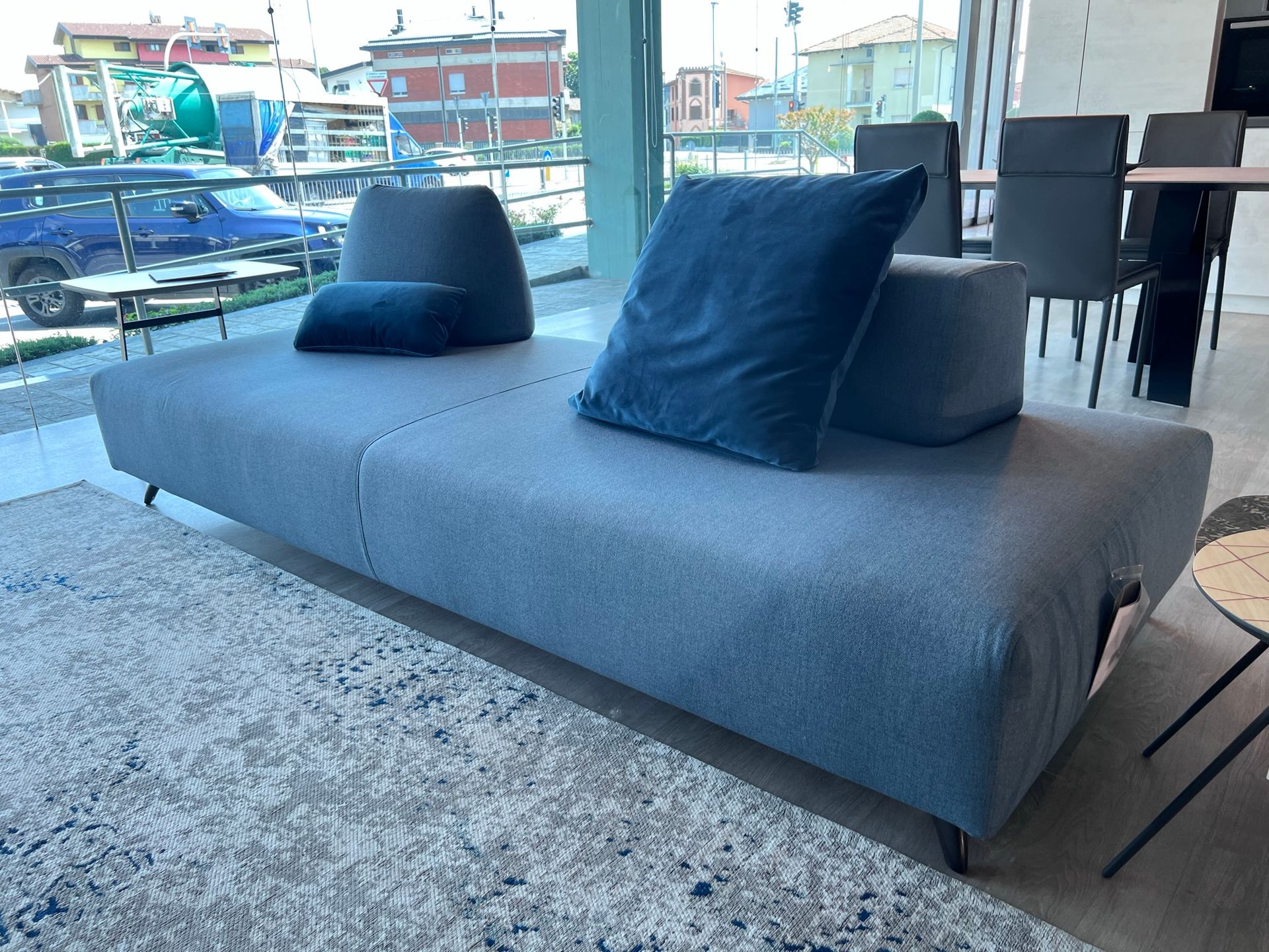 Immagine del divano Simply di Doimo Salotti, esposto presso Arredamenti Capelli