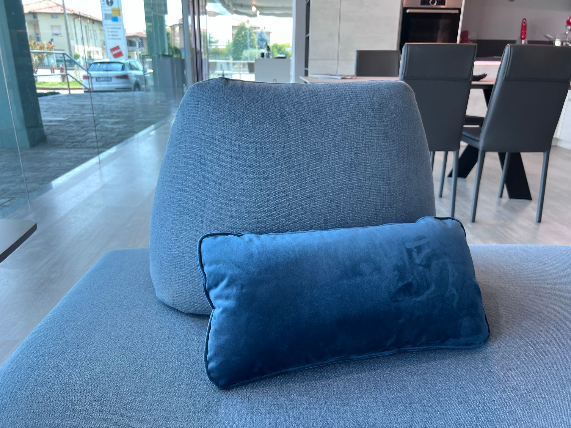 Immagine del divano Simply di Doimo Salotti, esposto presso Arredamenti Capelli