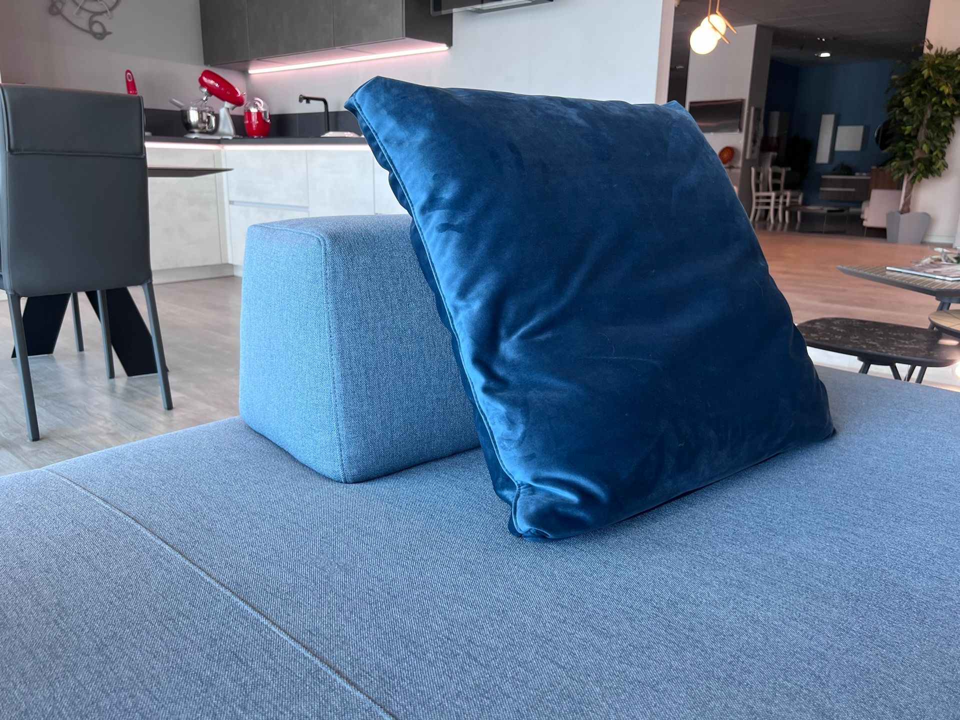 Immagine del divano Simply di Doimo Salotti, esposto presso Arredamenti Capelli