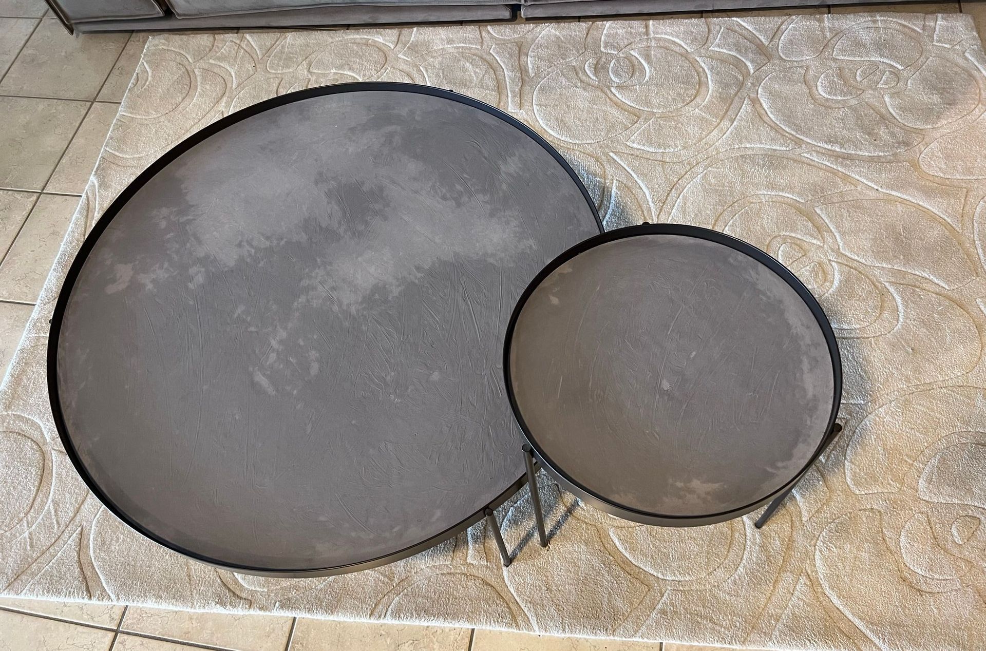 Immagine dei tavolini Floyd di Doimo Salotti, esposti presso Arredamenti Capelli