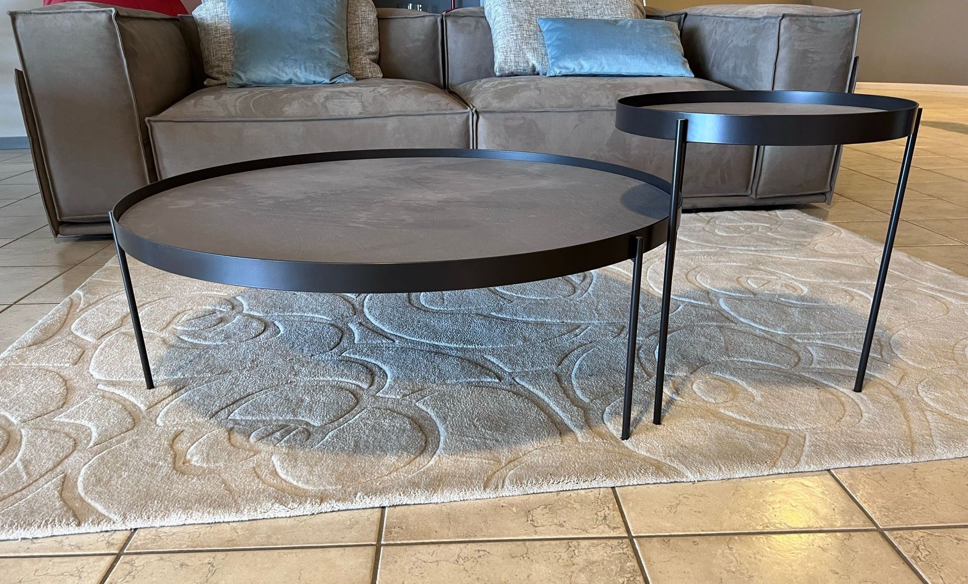 Immagine dei tavolini Floyd di Doimo Salotti, esposti presso Arredamenti Capelli