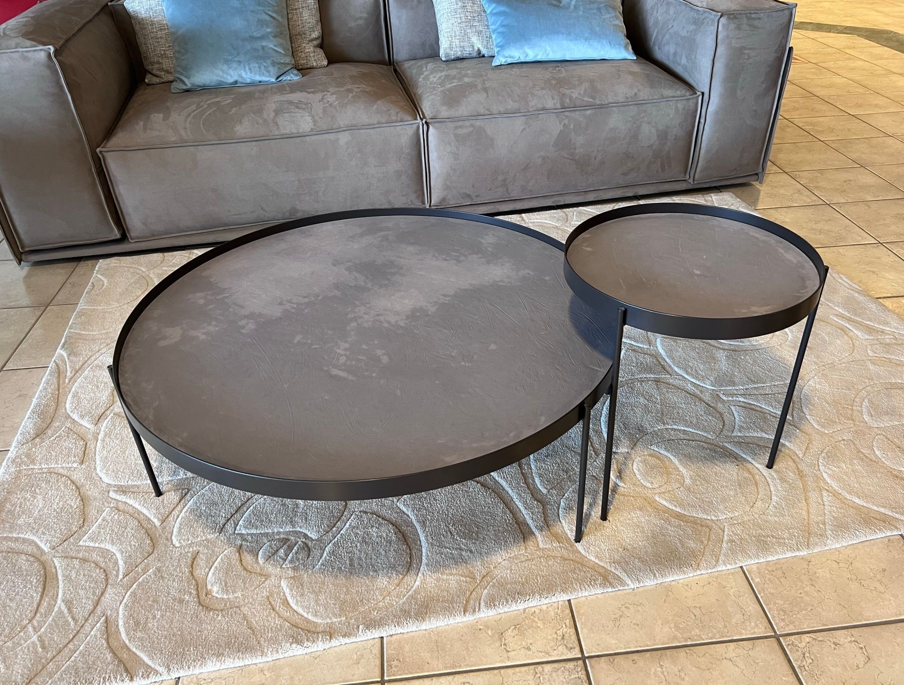 Immagine dei tavolini Floyd di Doimo Salotti, esposti presso Arredamenti Capelli