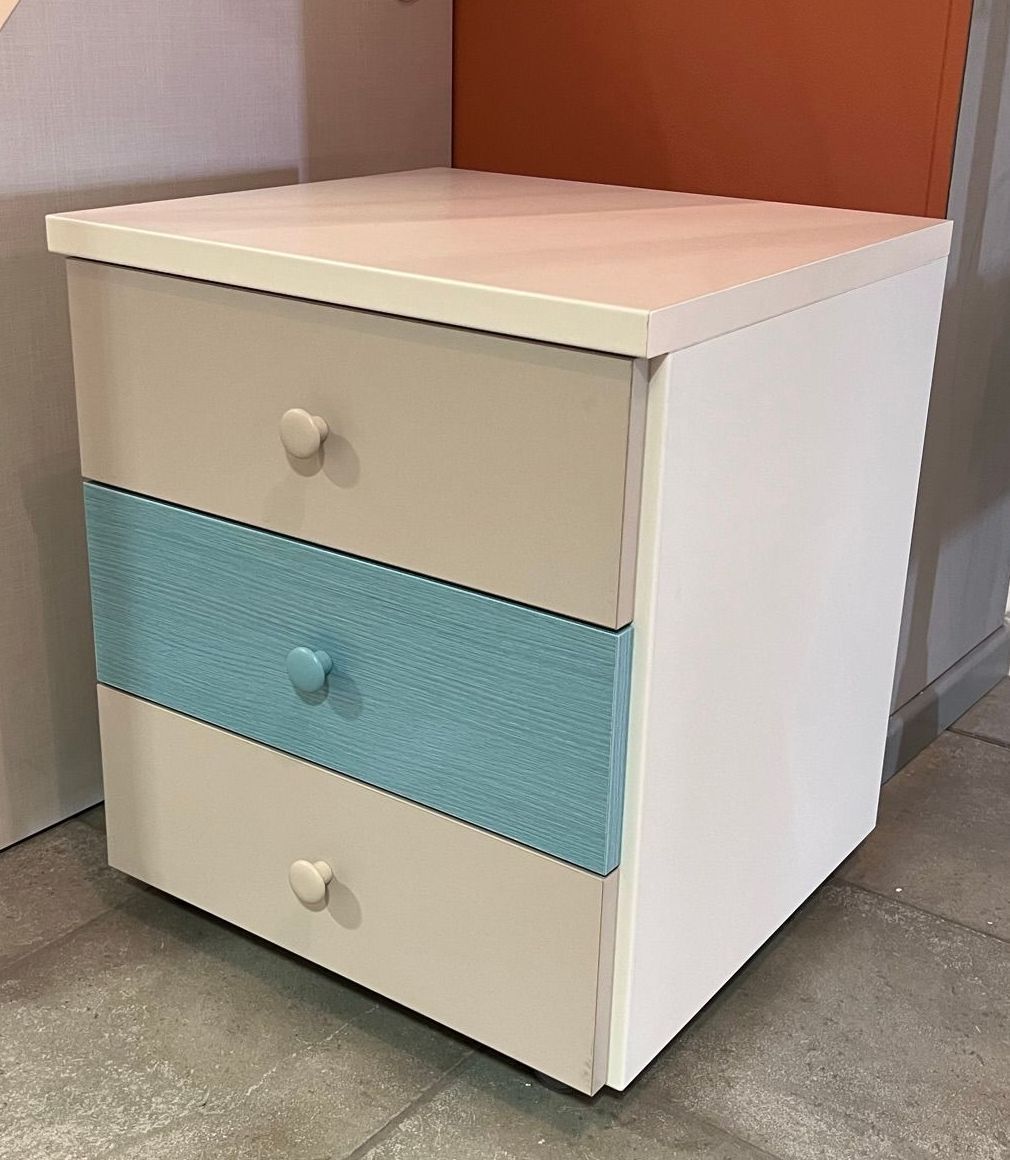 immagine di un comodino elegant di corazzin, in laminato di vari colori, bianco, tortora e azzurro