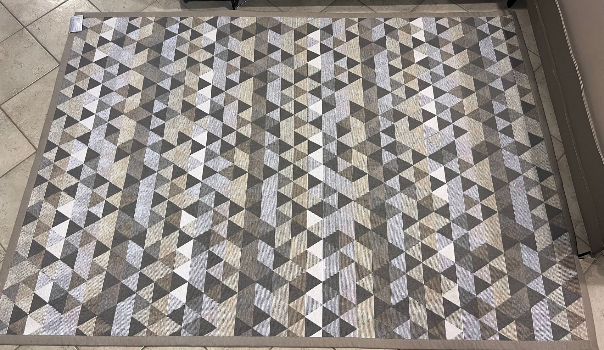 Immagine del tappeto Diamond Duo di Carpet Edition, esposto presso Arredamenti Capelli