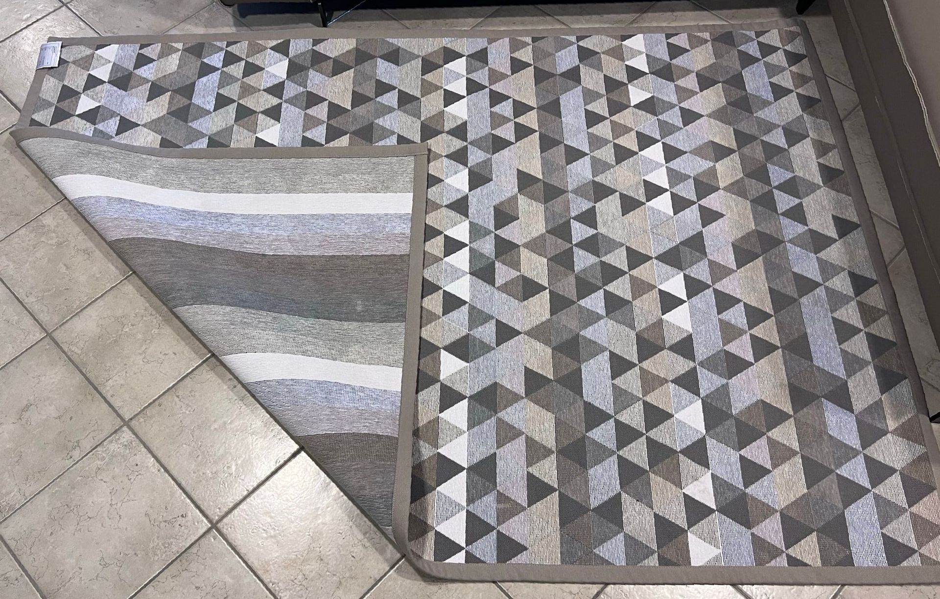 Immagine del tappeto Diamond Duo di Carpet Edition, esposto presso Arredamenti Capelli