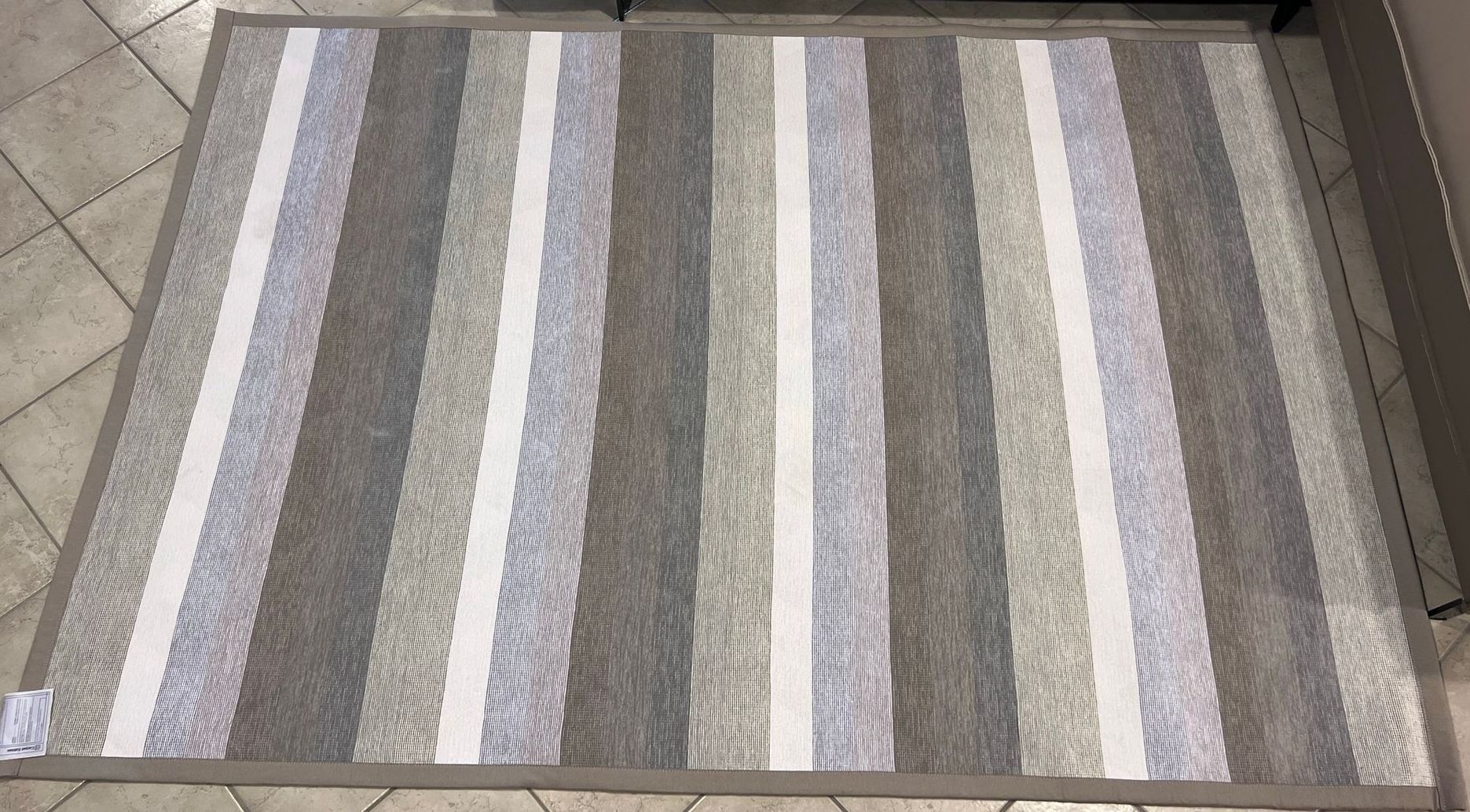 Immagine del tappeto Diamond Duo di Carpet Edition, esposto presso Arredamenti Capelli