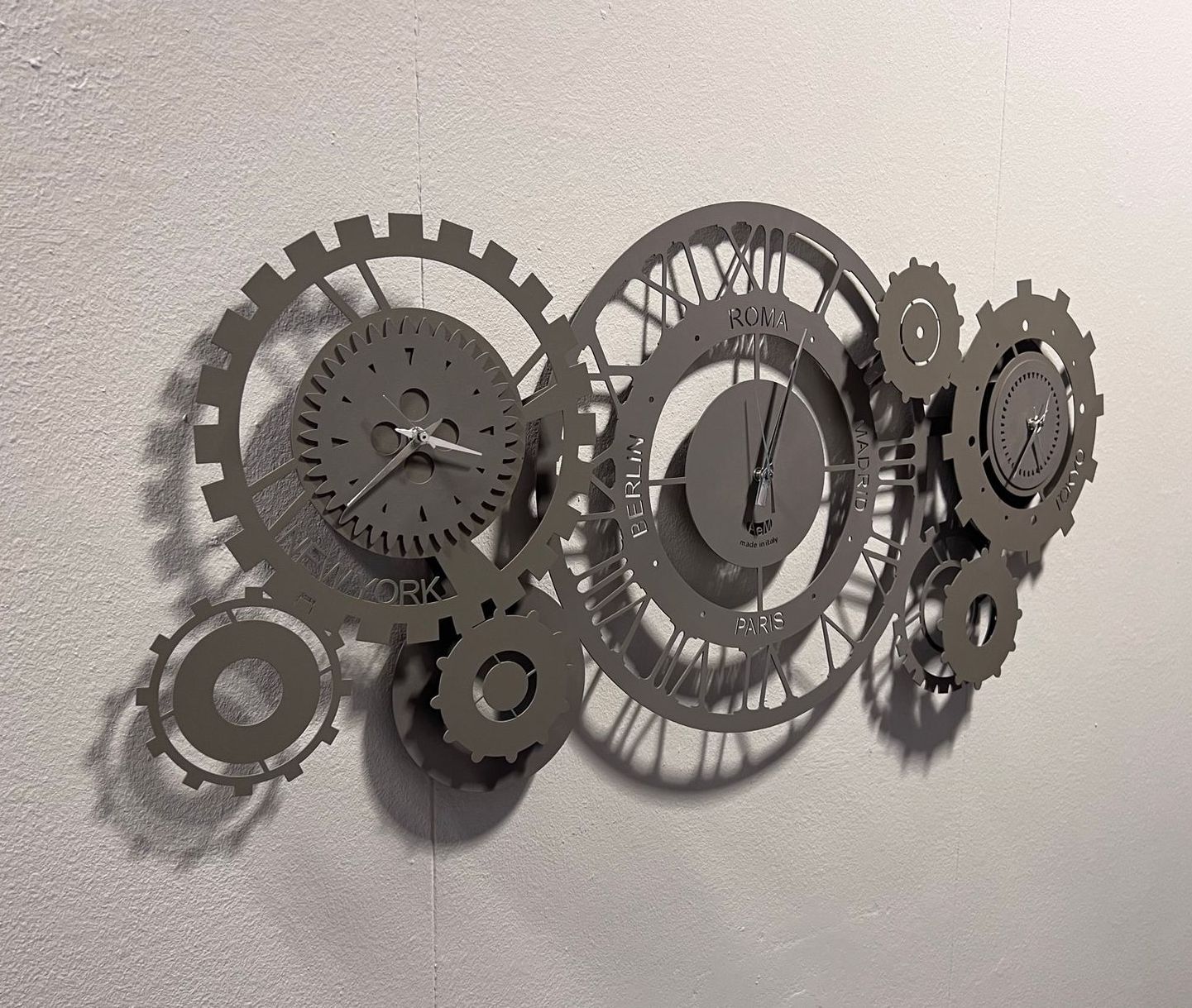 Immagine dell'orologio Meccano di Arte e Mestieri, esposto presso Arredamenti Capelli