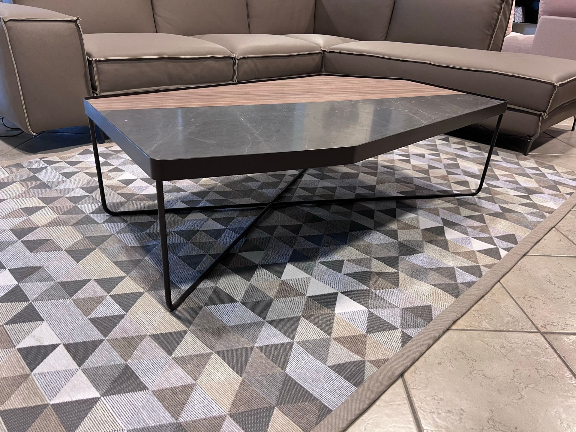 Immagine del tavolino Kirk di Doimo Salotti, visionabile presso Arredamenti Capelli