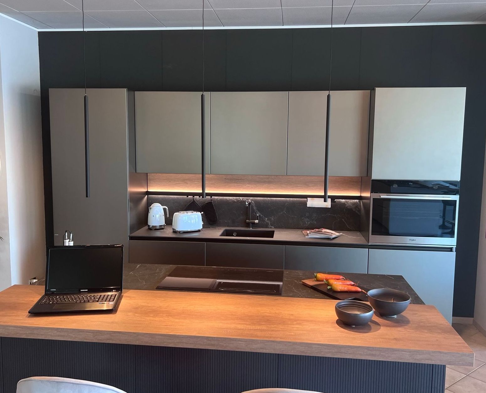 Immagine della lampada Mini Axiom di Rossini Illuminazione, esposto presso Arredamenti Capelli