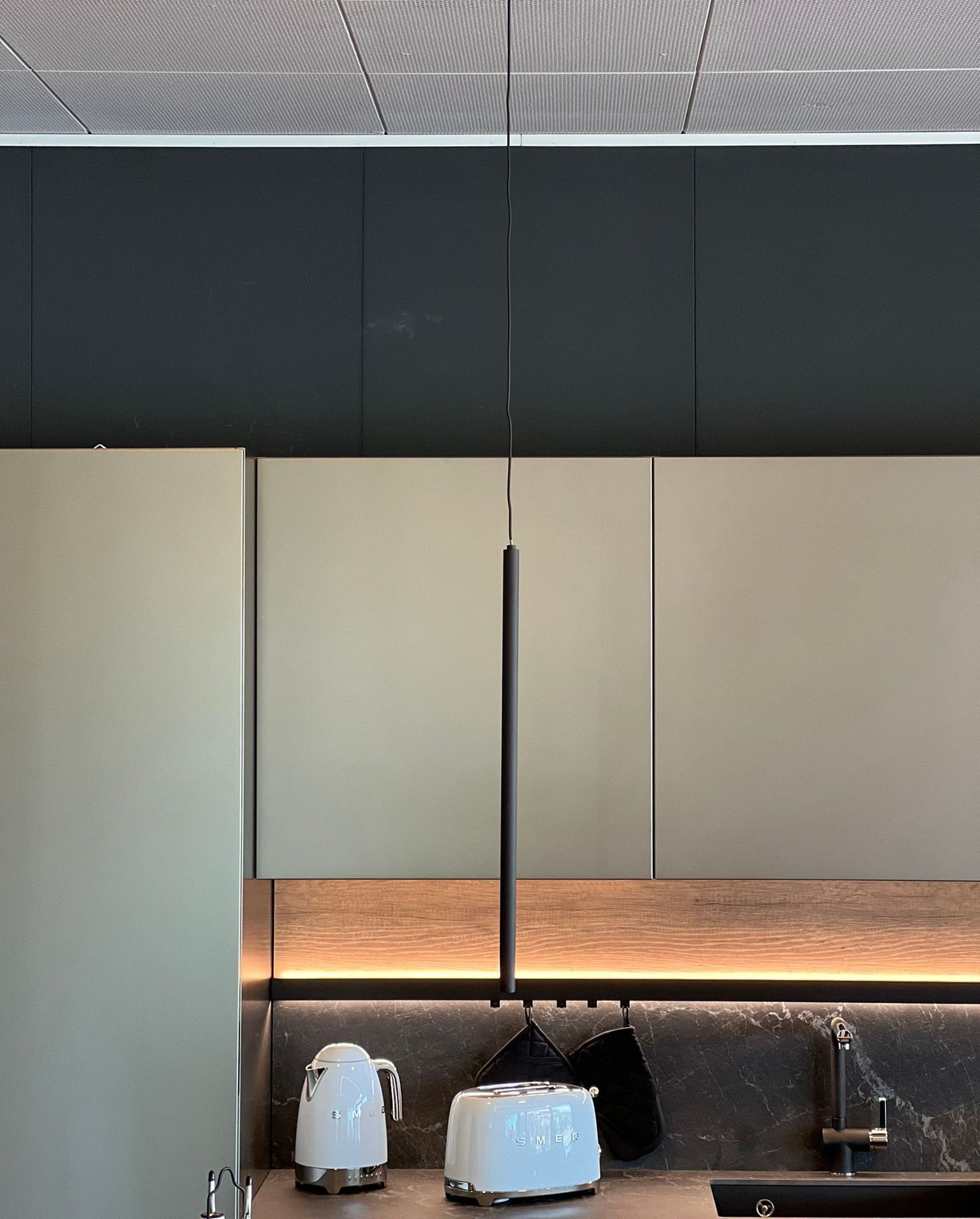 Immagine della lampada Mini Axiom di Rossini Illuminazione, esposto presso Arredamenti Capelli