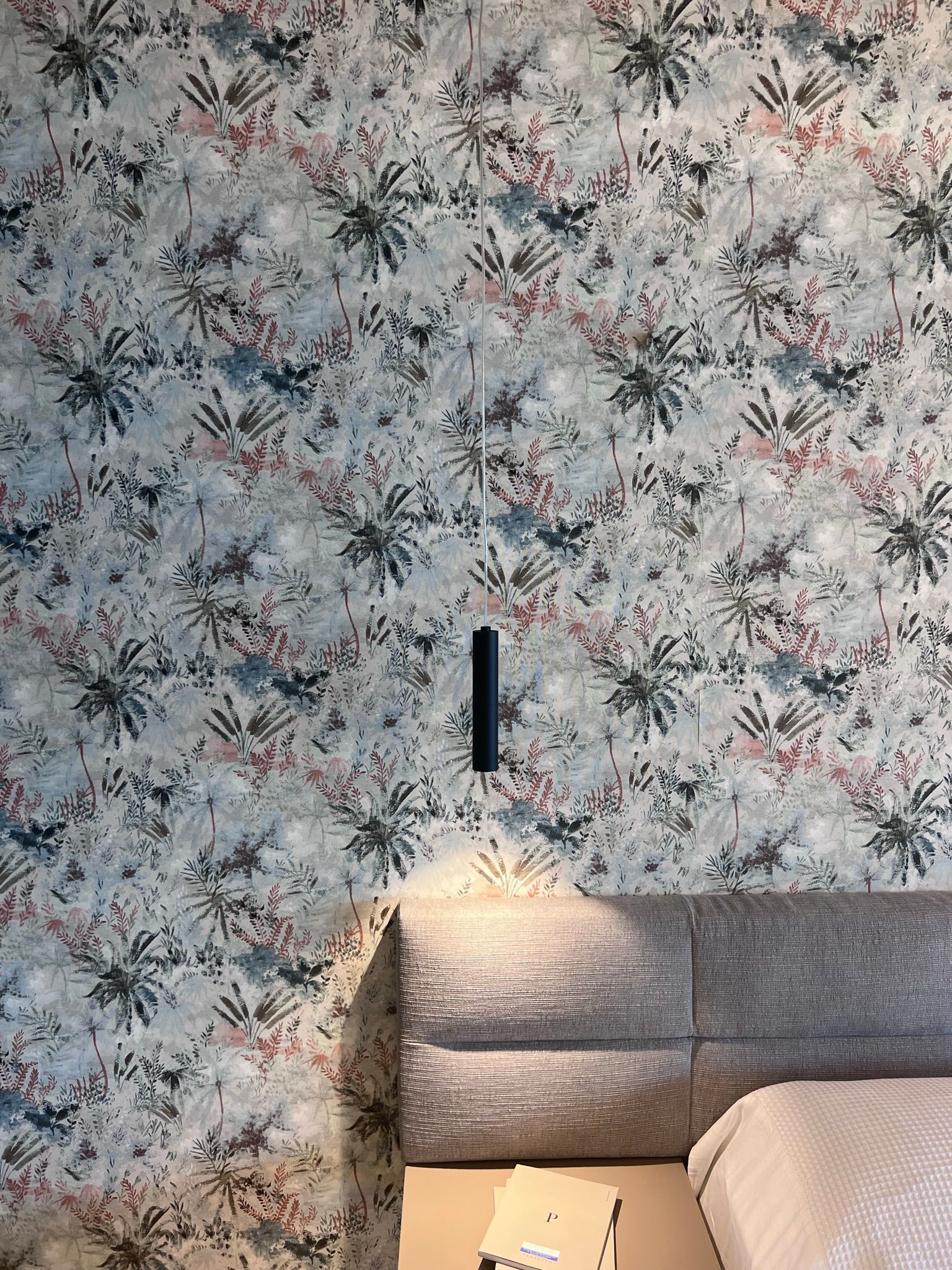 Immagine della lampada Axiom di Rossini Illuminazione, esposto presso Arredamenti Capelli