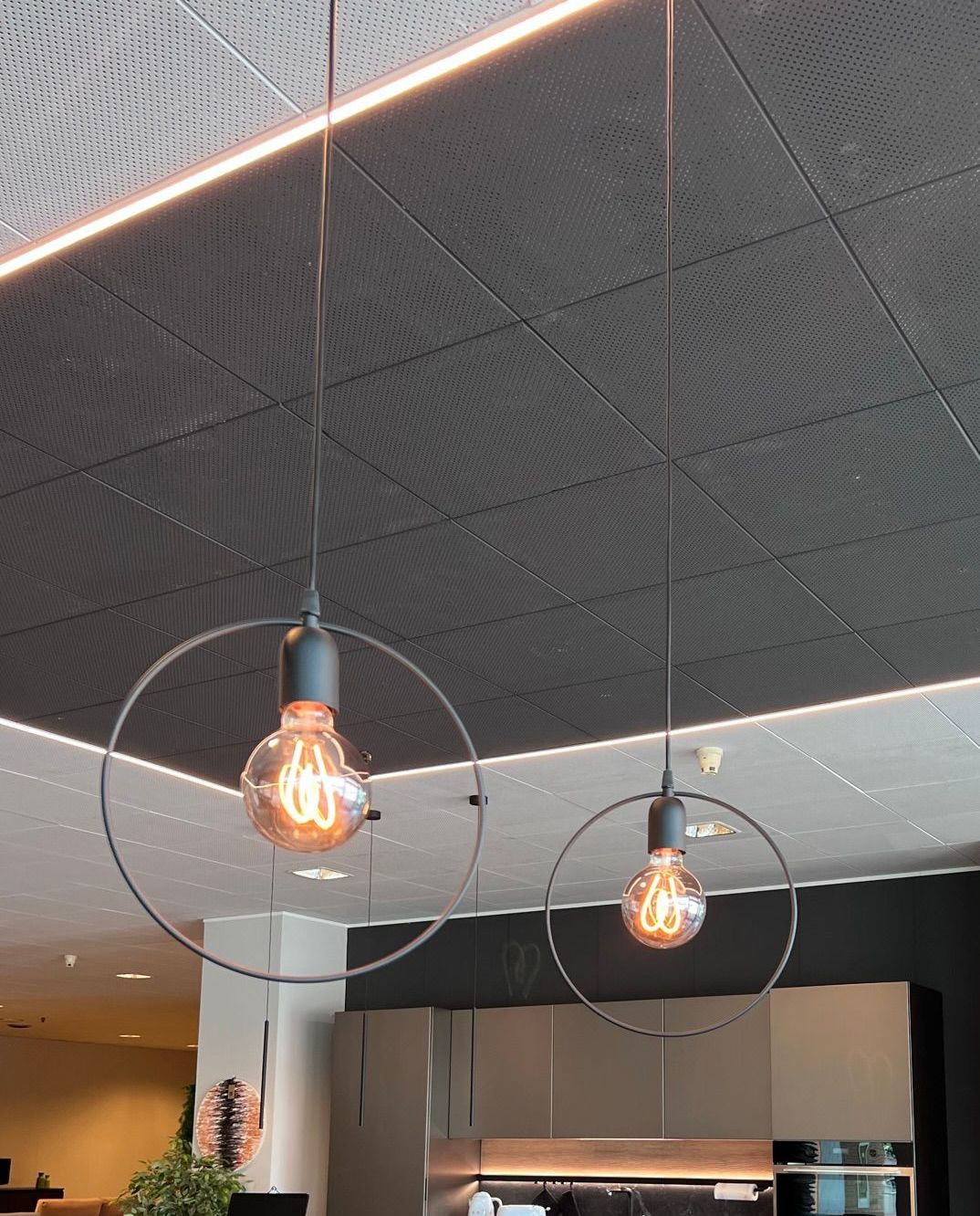 Immagine della lampada Jay di Rossini Illuminazione, visionabile presso Arredamenti Capelli