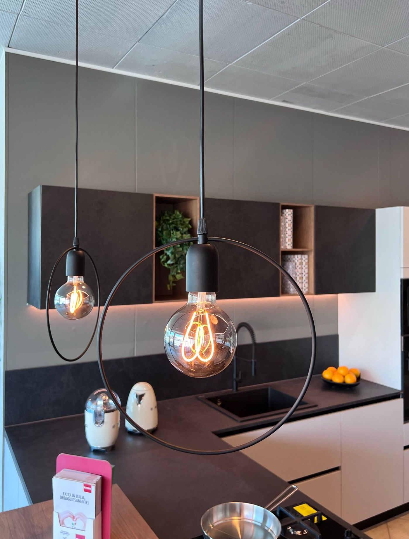 Immagine della lampada Jay di Rossini Illuminazione, visionabile presso Arredamenti Capelli