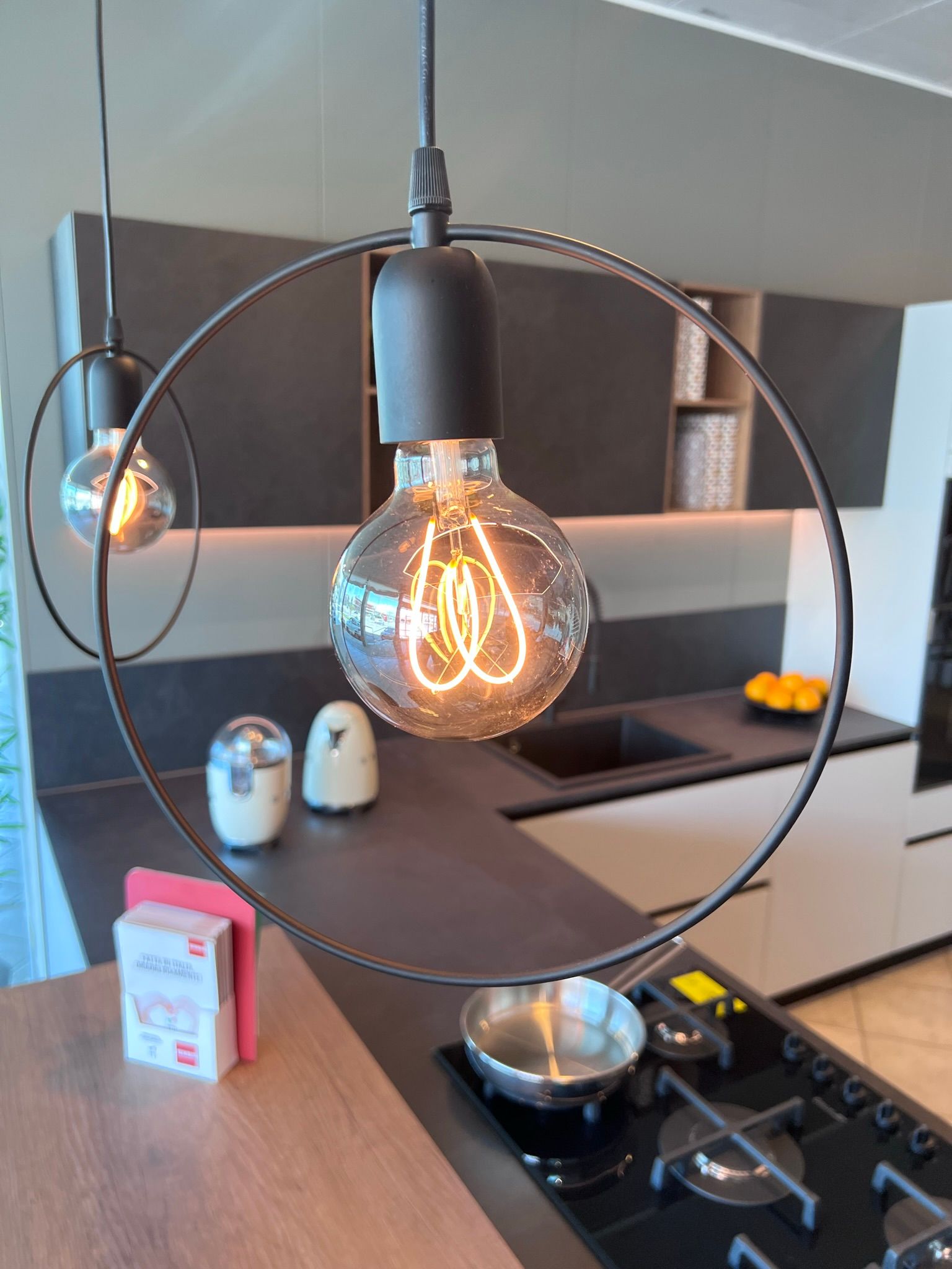 Immagine della lampada Jay di Rossini Illuminazione, visionabile presso Arredamenti Capelli